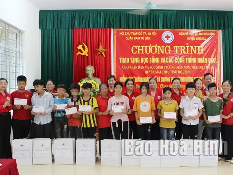 Hòa Bình: Trao học bổng và các công trình nhân đạo cho người dân xã Đồng Tân