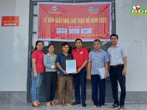 Hội Chữ thập đỏ tỉnh Đắk Nông bàn giao 4 căn nhà 'Chữ thập đỏ' cho các hộ nghèo của huyện Đắk R'lấp, Tuy Đức