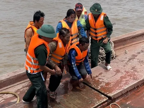 Bộ đội biên phòng vật lộn với sóng lớn, cứu thành công 4 người trên sà lan bị chìm