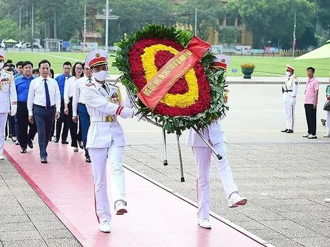 Đoàn đại biểu thanh niên tiên tiến làm theo lời Bác vào Lăng viếng Chủ tịch Hồ Chí Minh