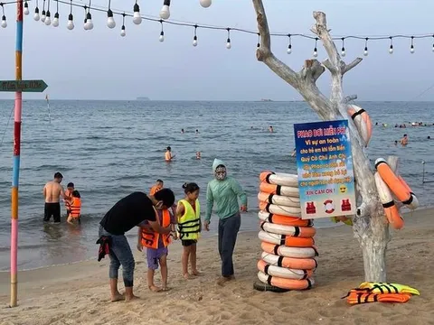 Ấm lòng trước hành động 'áo phao miễn phí' cho trẻ em khi tắm biển