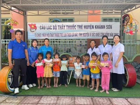 Thầy thuốc trẻ đến tận nhà khám bệnh cho dân