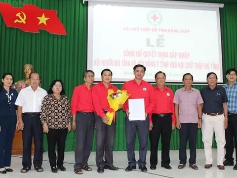 Đồng Tháp: Trao Quyết định sáp nhập Hội Người mù tỉnh và Hội Đông y tỉnh vào Hội Chữ thập đỏ tỉnh