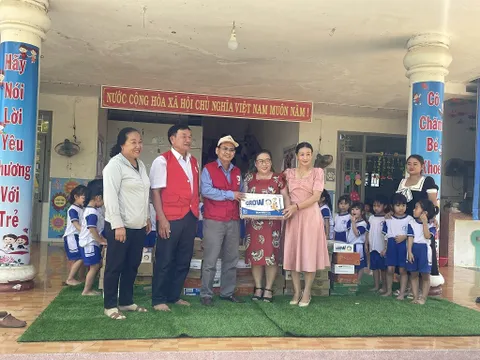 Bình Định: Tặng sữa cho trẻ em xã Cát Tài và phường Hoài Hương