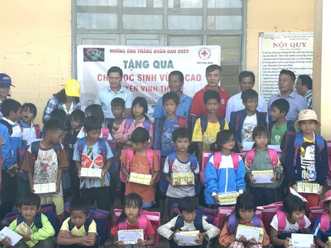 Bình Định: Tặng quà nhân dịp tổng kết năm học và Quốc tế thiếu nhi (1.6) cho trẻ em xã Vĩnh Sơn (Vĩnh Thạnh)