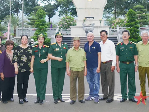 Sư đoàn 7 'về nguồn', tặng quà gia đình chính sách, học sinh nghèo