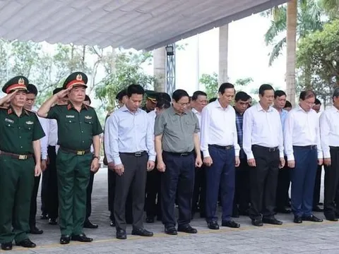 Thủ tướng Phạm Minh Chính dâng hương tưởng niệm tại Nghĩa trang Liệt sĩ quốc gia Vị Xuyên