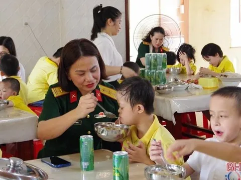 Lan tỏa tình yêu thương của các nữ quân nhân đến những cảnh đời bất hạnh