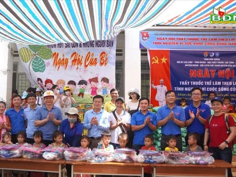 Đắk Nông: Tặng 350 suất quà tại Ngày hội Thầy thuốc trẻ làm theo lời Bác