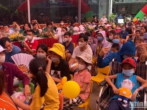 Mang Tết thiếu nhi đến bệnh viện