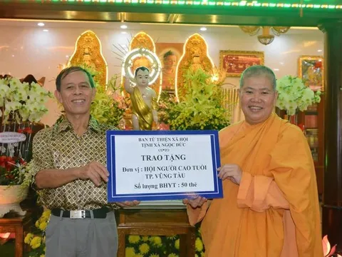 Vũng Tàu: Tặng 300 thẻ bảo hiểm y tế cho người dân khó khăn