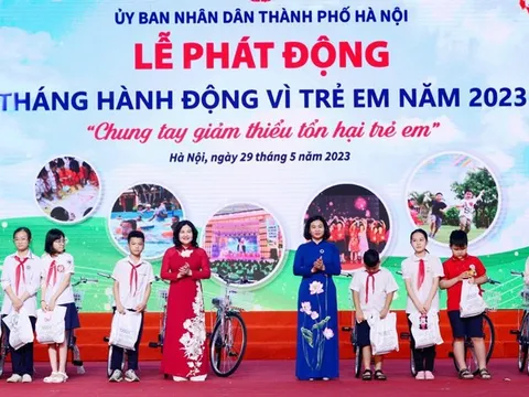 Trao nhiều phần quà giá trị tại Lễ phát động Tháng hành động Vì trẻ em thành phố Hà Nội