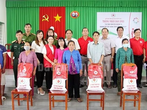 Hội Chữ thập đỏ tỉnh Trà Vinh tặng 100 phần quà cho hộ nghèo, hộ khó khăn của thị xã Duyên Hải