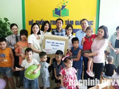 Chủ tịch tỉnh Bắc Ninh thăm, tặng quà trẻ em có hoàn cảnh đặc biệt