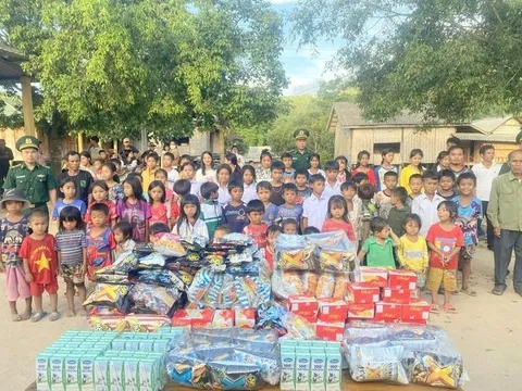Tổ chức tết thiếu nhi cho trẻ em vùng biên giới Việt – Lào