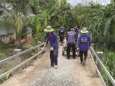 Nghĩa cử cao đẹp của đội từ thiện sửa đường