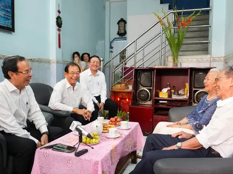 Bí thư Thành ủy TP HCM Nguyễn Văn Nên thăm, chúc mừng người cao tuổi