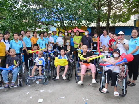 Nụ cười của 200 bệnh nhân ung thư nhí trong buổi tiệc mừng ngày quốc tế thiếu nhi