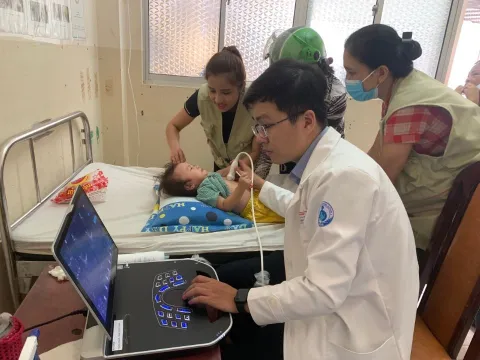 Bạc Liêu: Khám tầm soát bệnh tim bẩm sinh và tặng quà cho hơn 800 trẻ em có hoàn cảnh khó khăn