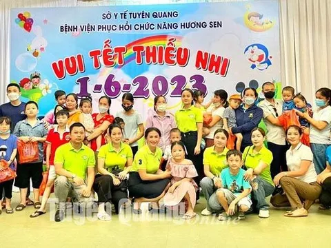 Nhóm Thiện nguyện xanh tặng quà cho hơn 200 trẻ em nhân ngày Quốc tế Thiếu nhi