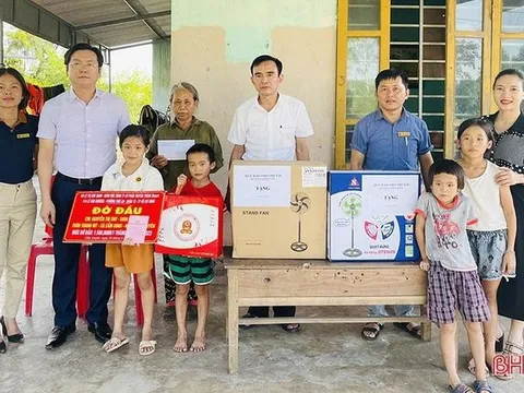 Hà Tĩnh: Huyện Cẩm Xuyên trao hơn 1.000 suất quà cho trẻ em nhân Ngày Quốc tế thiếu nhi