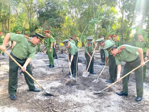 Công an tỉnh Bà Rịa - Vũng Tàu ra quân trồng cây xanh và dọn rác bãi biển