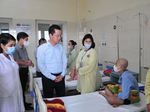 Quận Hoàn Kiếm, Hà Nội: Tặng quà người lao động và trẻ em có hoàn cảnh khó khăn