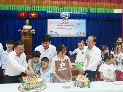 Lãnh đạo TP.HCM thăm, tặng quà trẻ em ở cơ sở bảo trợ xã hội