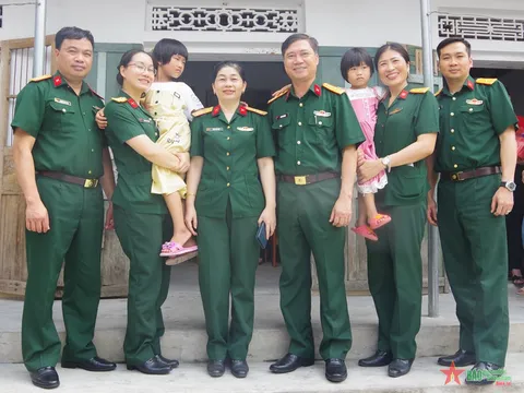 Thăm, tặng quà và nhận đỡ đầu các cháu có hoàn cảnh khó khăn tại Hải Dương