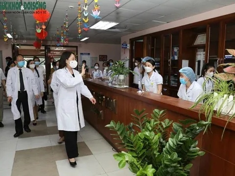 Phó Chủ tịch nước Võ Thị Ánh Xuân thăm, tặng quà các em nhỏ tại Bệnh viện Nhi Trung ương