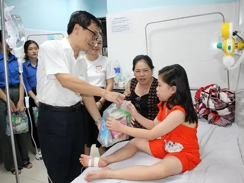 Bệnh viện Sản- Nhi An Giang mang Tết Thiếu nhi 1/6 đến tận giường các bệnh nhi