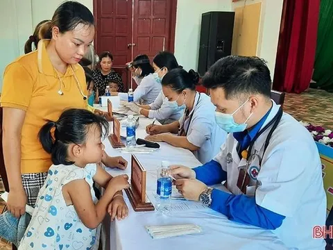 Formosa Hà Tĩnh trao quà, khám chữa bệnh cho trẻ em nghèo