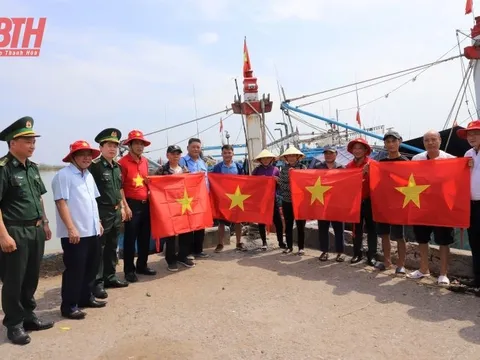 Trao tặng 20.000 lá cờ Tổ quốc cho ngư dân Thanh Hóa vươn khơi, bám biển