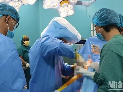 Đồng Tháp: Phẫu thuật thay khớp miễn phí cho 70 bệnh nhân