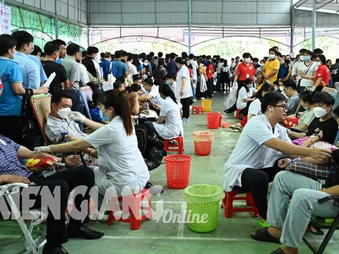 Gần 500 người tham gia ngày hội hiến máu “Giọt hồng đất Kiên Giang”