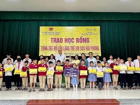 Trao 100 suất học bổng, 30 xe đạp cho học sinh mồ côi, khuyết tật tại Hải Phòng