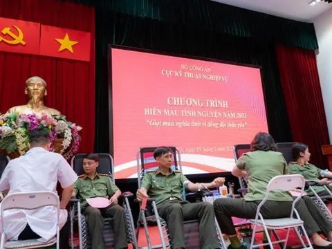 Cán bộ, chiến sĩ Cục Kỹ thuật nghiệp vụ tham gia chương trình hiến máu