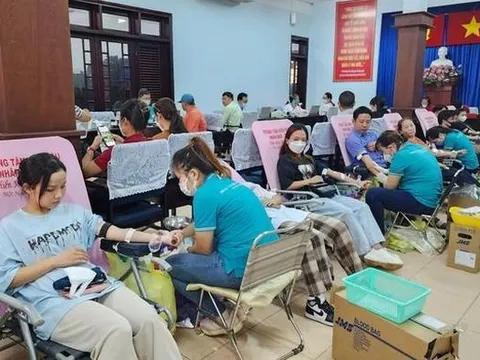 Cả gia đình ở TP HCM rủ nhau đi hiến máu