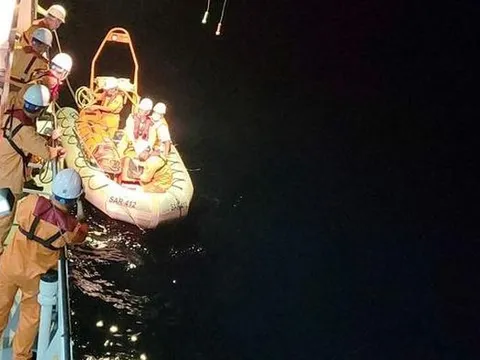 Bác sĩ 115 'vượt sóng' cứu thuyền viên bị viêm ruột thừa cấp bất tỉnh trên biển Hoàng Sa