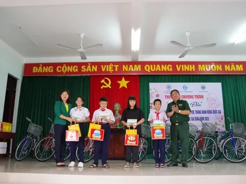 Hội Phụ nữ khối trực thuộc Hội Liên hiệp Phụ nữ tỉnh Khánh Hòa Trao xe đạp và học bổng cho học sinh nghèo ở Nha Trang