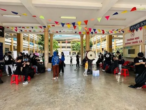 Cuối tuần, người dân rủ nhau đi cắt tóc miễn phí thiệt vui