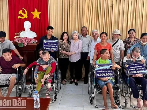 Tặng vốn sinh kế và xe lăn cho nạn nhân chất độc da cam/dioxin tại Sóc Trăng