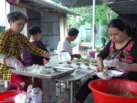 Quán cơm chay 2.000 đồng cung cấp hàng trăm suất cơm mỗi ngày
