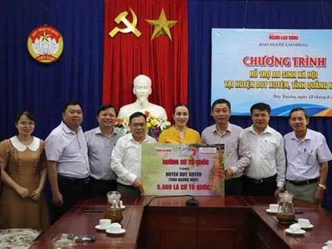 Cờ Tổ quốc, học bổng và quà đến với nhân dân tỉnh Quảng Nam