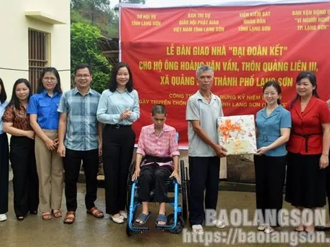 Bàn giao nhà đại đoàn kết tại xã Quảng Lạc, thành phố Lạng Sơn