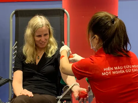 Đại biện Mỹ tại Việt Nam tham gia hiến máu nhân đạo, trao "món quà của sự sống"