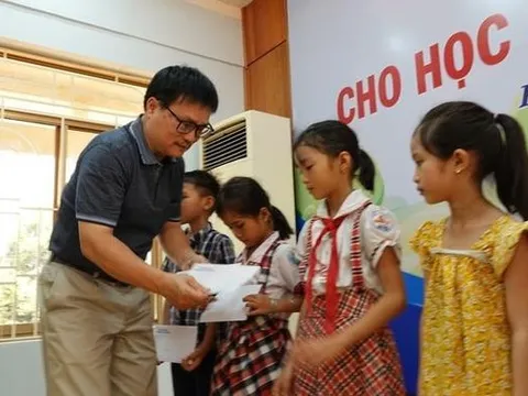 Bình Định: Chi hội Nhà báo thường trú trao 150 suất quà cho các em học sinh hiếu học