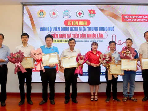 Tôn vinh các y, bác sỹ có nhiều lần hiến máu cứu người