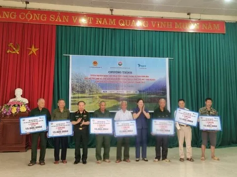 Nhiều phần quà được trao gửi tới nạn nhân bom mìn và học sinh nghèo Lạng Sơn