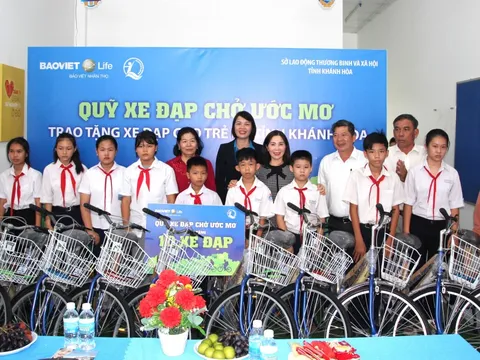 Khánh Hòa: Trao tặng 30 chiếc xe đạp cho học sinh nghèo hiếu học